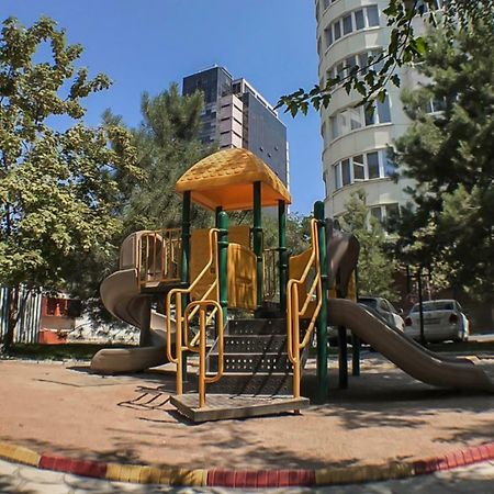 Spacious And Cozy Apartment In Bishkek Center Luaran gambar
