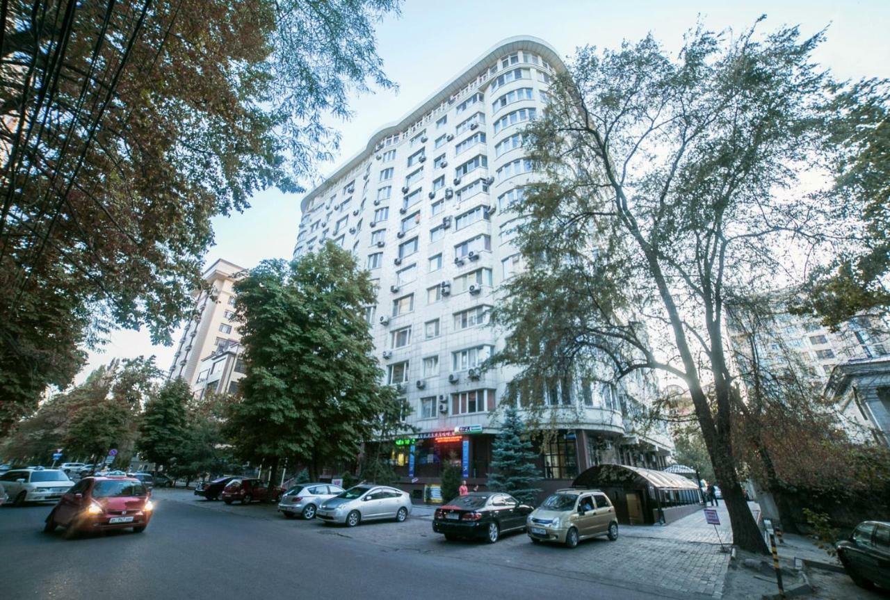 Spacious And Cozy Apartment In Bishkek Center Luaran gambar
