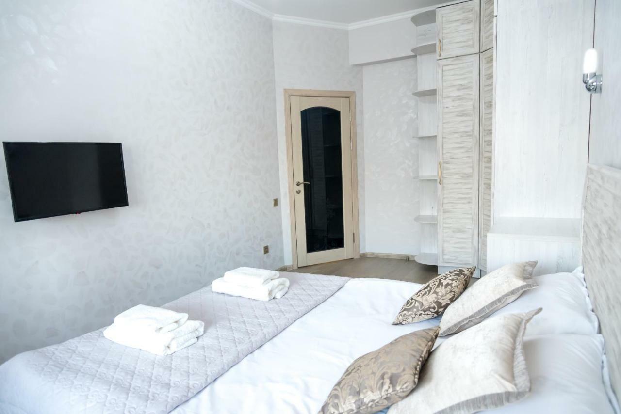 Spacious And Cozy Apartment In Bishkek Center Luaran gambar