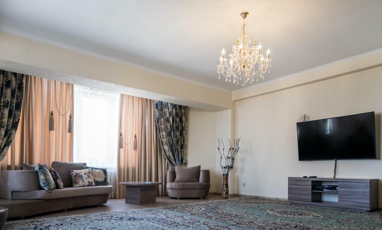 Spacious And Cozy Apartment In Bishkek Center Luaran gambar