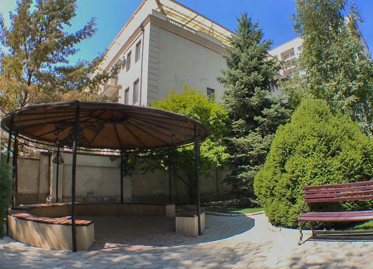 Spacious And Cozy Apartment In Bishkek Center Luaran gambar