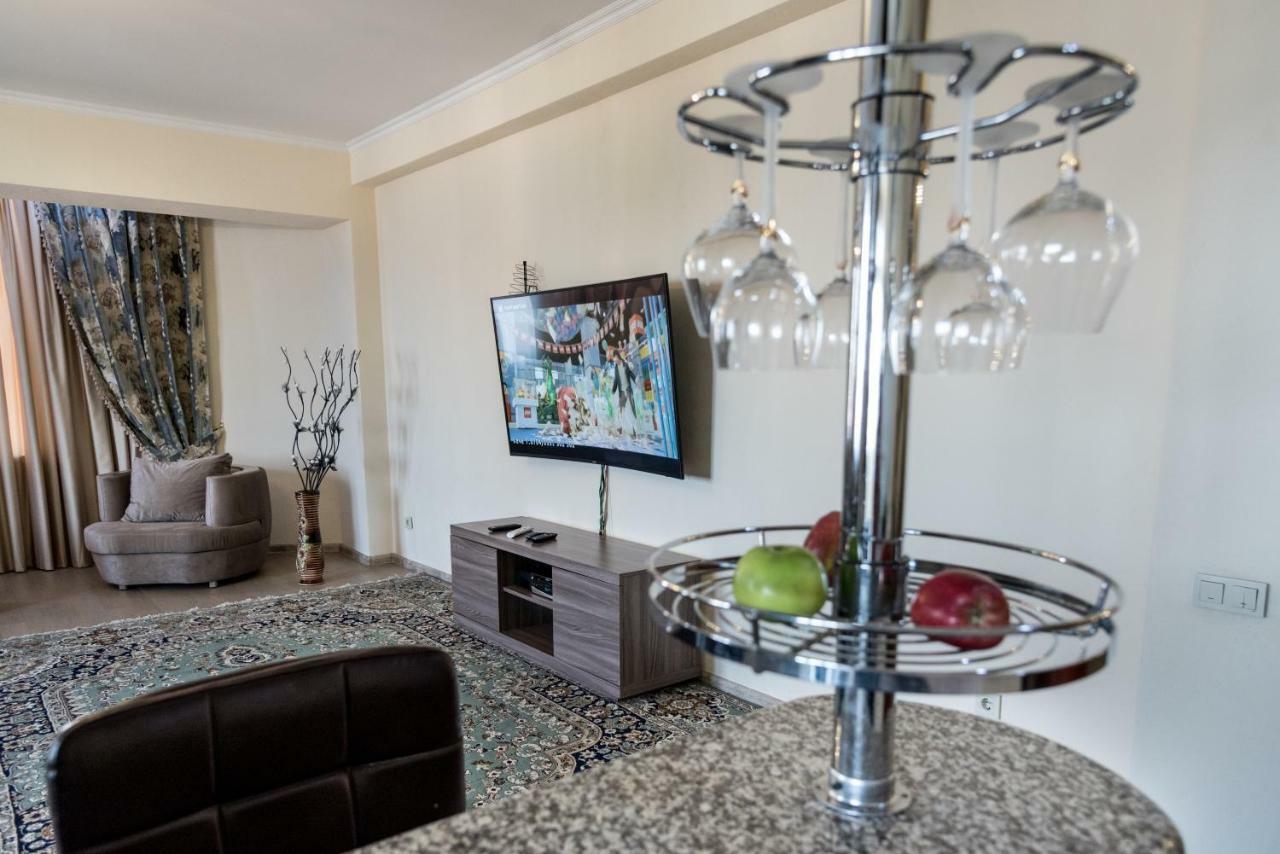 Spacious And Cozy Apartment In Bishkek Center Luaran gambar