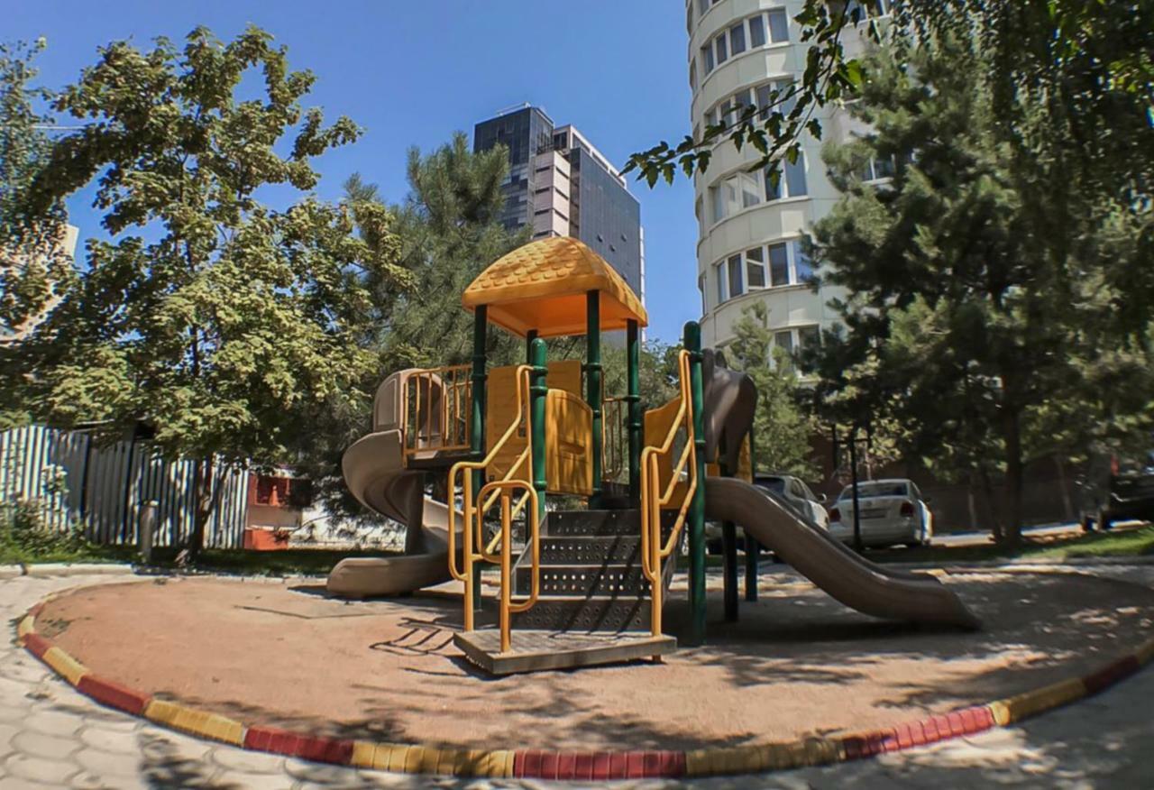 Spacious And Cozy Apartment In Bishkek Center Luaran gambar