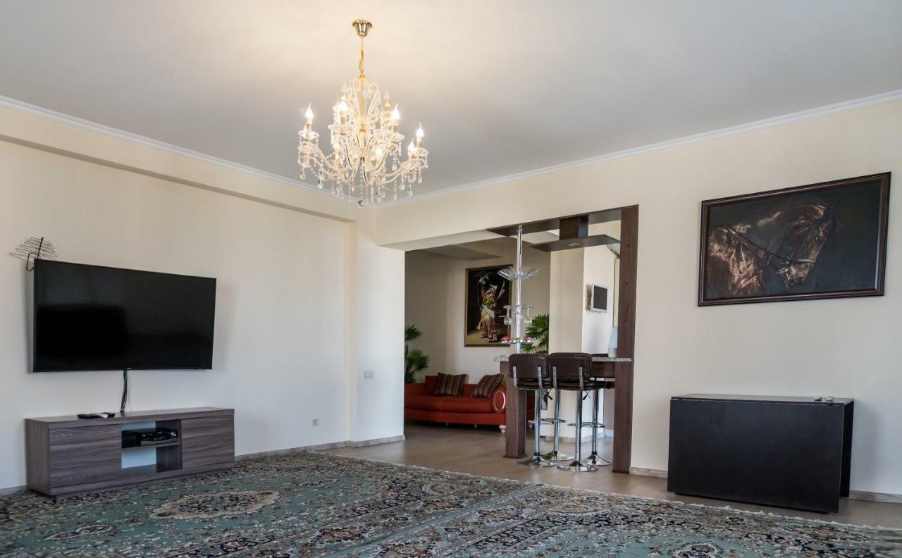 Spacious And Cozy Apartment In Bishkek Center Luaran gambar