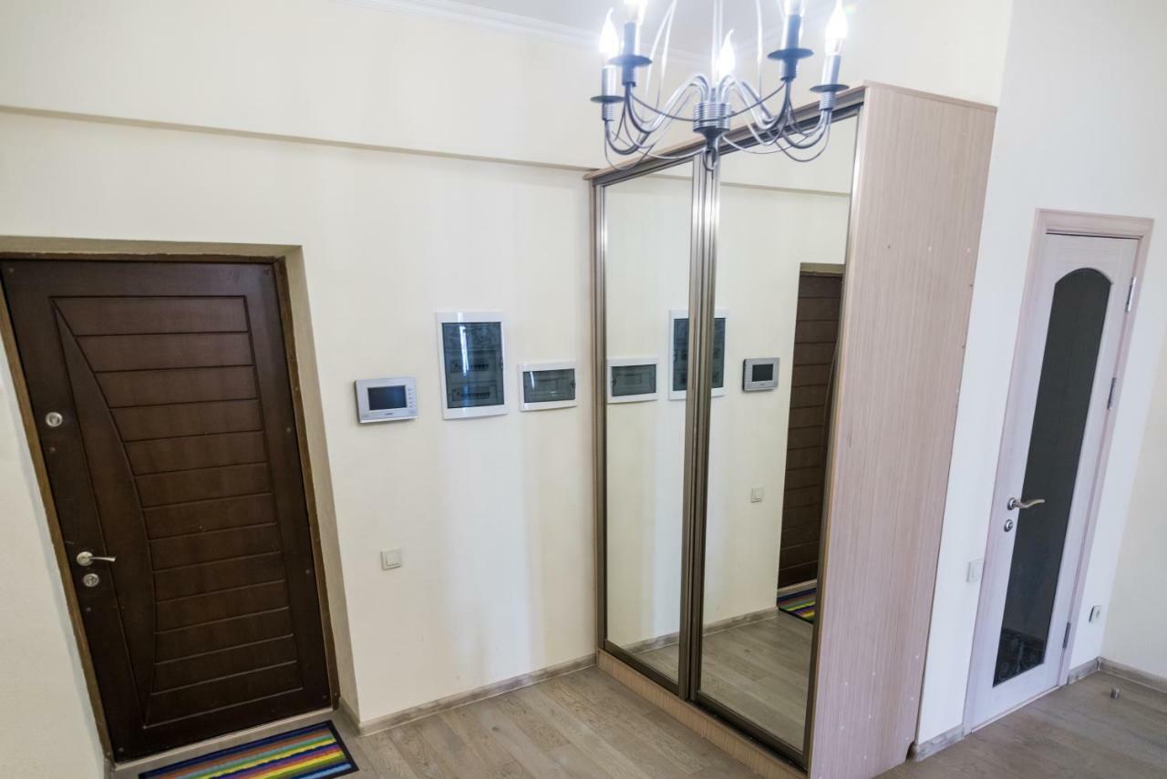 Spacious And Cozy Apartment In Bishkek Center Luaran gambar