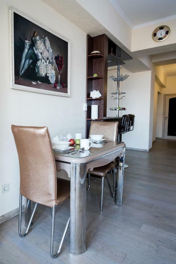 Spacious And Cozy Apartment In Bishkek Center Luaran gambar
